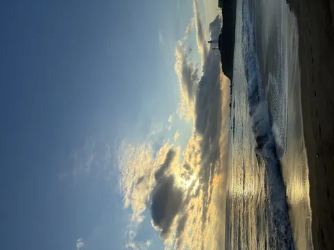 海面を照らす夕日の光芒