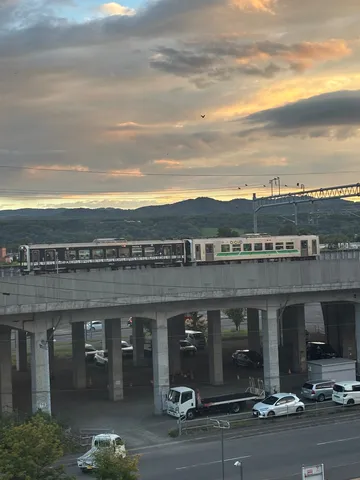 夕暮れに揺れる、高架下の静寂