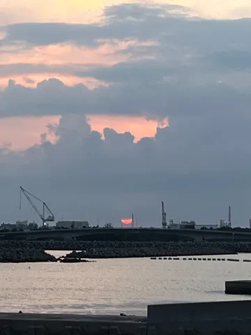 港に沈む夕日と雲のコントラスト