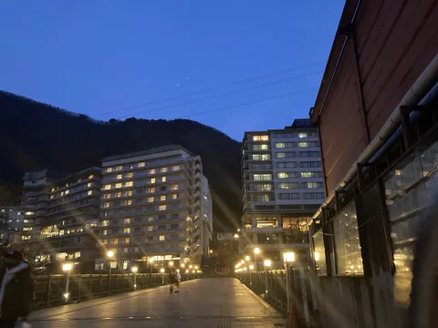 青い夜空と光の回廊