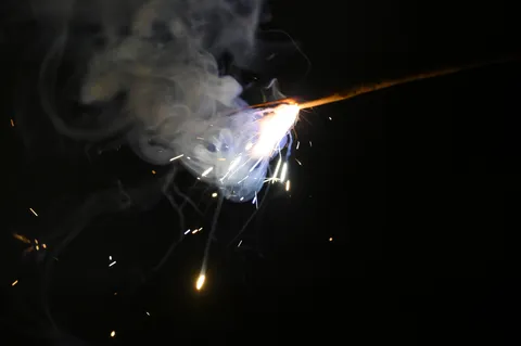 夜空を彩る火花の一瞬