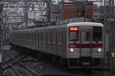 雨映えの通勤列車