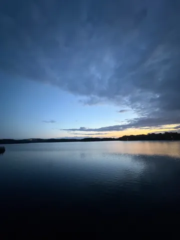 静かな湖に沈む黄昏