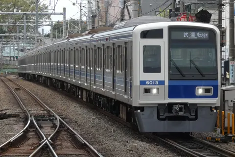 都市を走る試運転列車