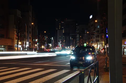流れる夜景とタクシーの灯り