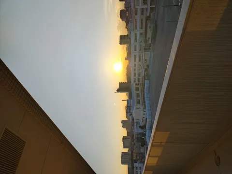 都市を包む夕陽の輝き