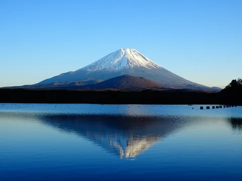 富士山、湖面に映る姿