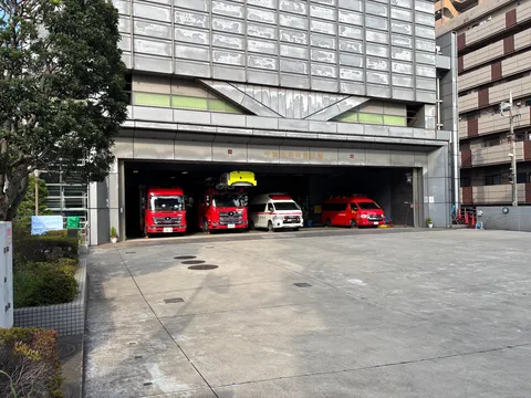 ガレージ前に並ぶ赤い車両