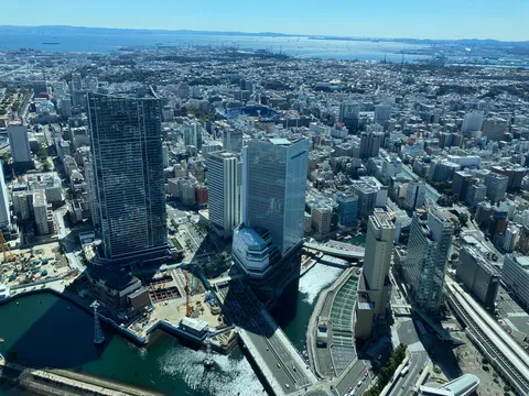 未来都市の息吹、高層ビル群と水辺のハーモニー