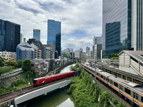 水辺と空を望む都市の電車