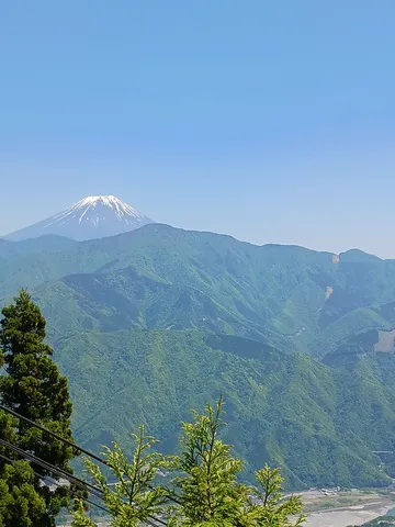 雪山と山裾の静かな空気