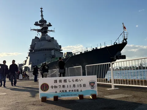 空と船、そして看板のコントラスト