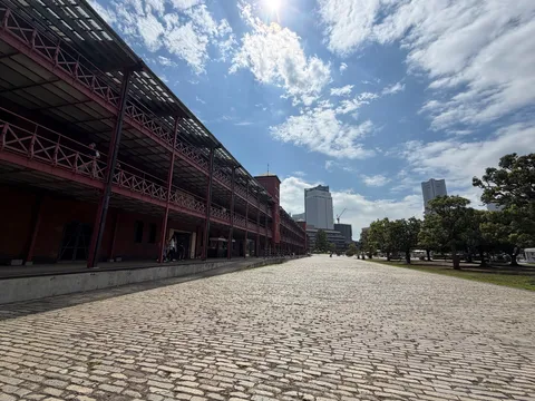 赤煉瓦の長い路と青空