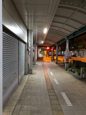 夜の静寂、街灯が照らす歩道