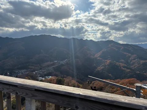 雲間からの光、山並みの奥行き