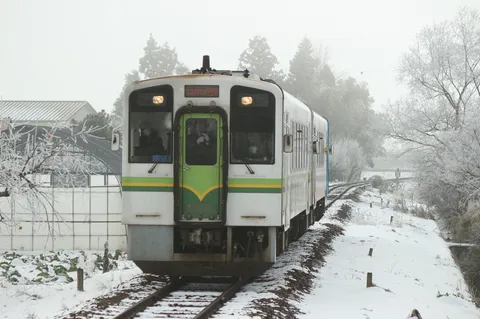 雪原を走る緑の列車