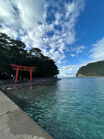 海辺に佇む朱色の鳥居