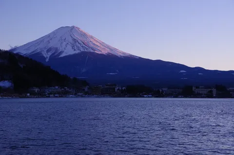 湖畔に佇む、静寂の富士山