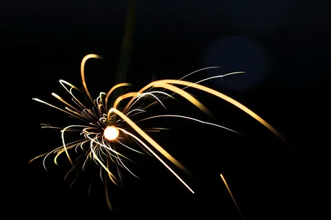 夜に踊る火花の軌跡