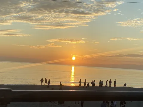 茜空に輝く夕陽のひととき