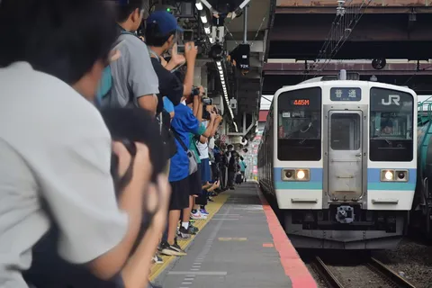 列車と観客の一瞬の熱気