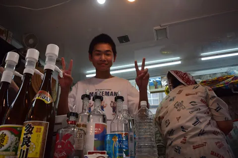 酒場の少年、ピースサイン