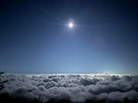 月光と雲海の静かな旅路