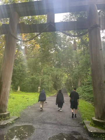 森の道を歩む三人の影