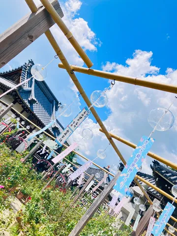風鈴と短冊、青空に揺れる夏