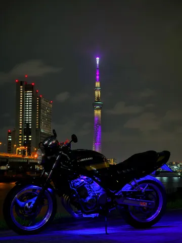 夜の街、青と紫の光彩