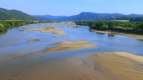 河原の砂紋と青い空