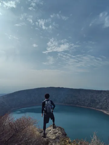 湖畔の絶景、 hikerの背中
