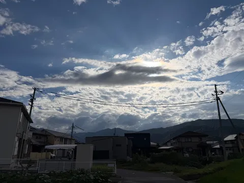 雲間から差し込む光の道