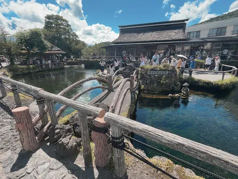 水面と古民家の調和、涼やかなひととき
