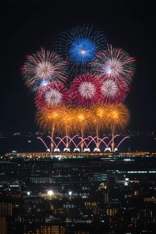 夜空を彩る、光のカーニバル