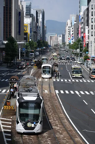 活気あふれる路面電車の街