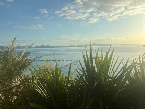 青い空と海、南国リゾートの風