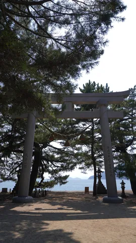 海辺の鳥居と風の記憶