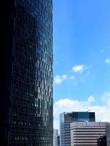 青空と摩天楼のコントラスト