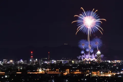 夜空に咲く光の大行進