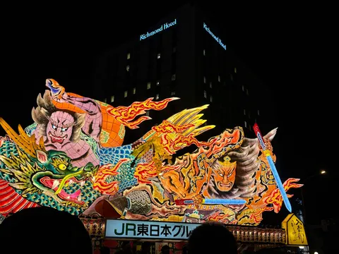 闇夜に灯る、竜と武者の祭絵巻