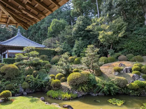 静寂に包まれた日本庭園の美