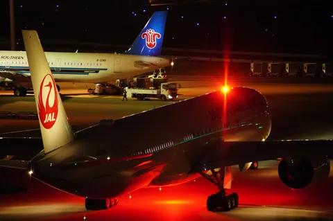 赤い閃光、夜の空港