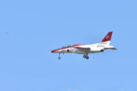 青空を切る赤白の翼
