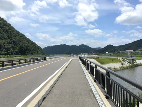 山と川に抱かれる開放的な橋