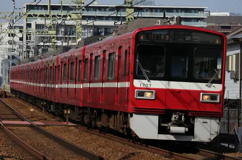 都市を彩る赤い疾走列車