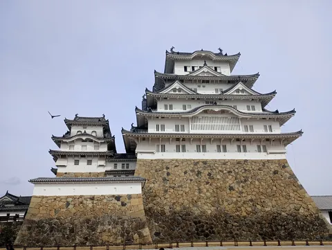 白亜の城、空を舞う