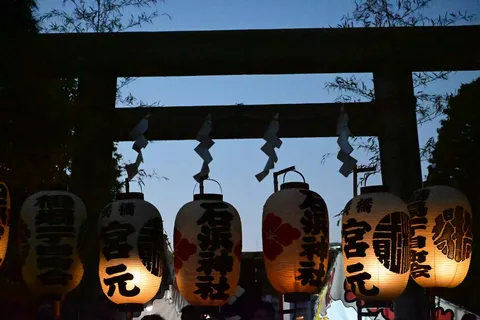 提灯が灯る鳥居の夜
