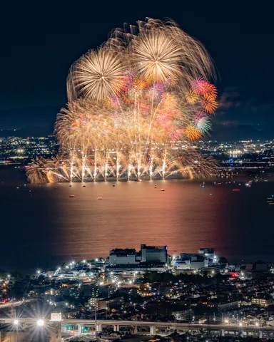 煌めく夜空と水面に咲く華