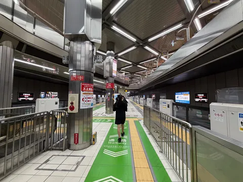 地下鉄の日常、歩く人の後ろ姿